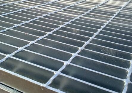 導致格柵板變形的原因是什么？
